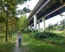 sentiero al di sotto del viadotto superstrada Milano -Lecco